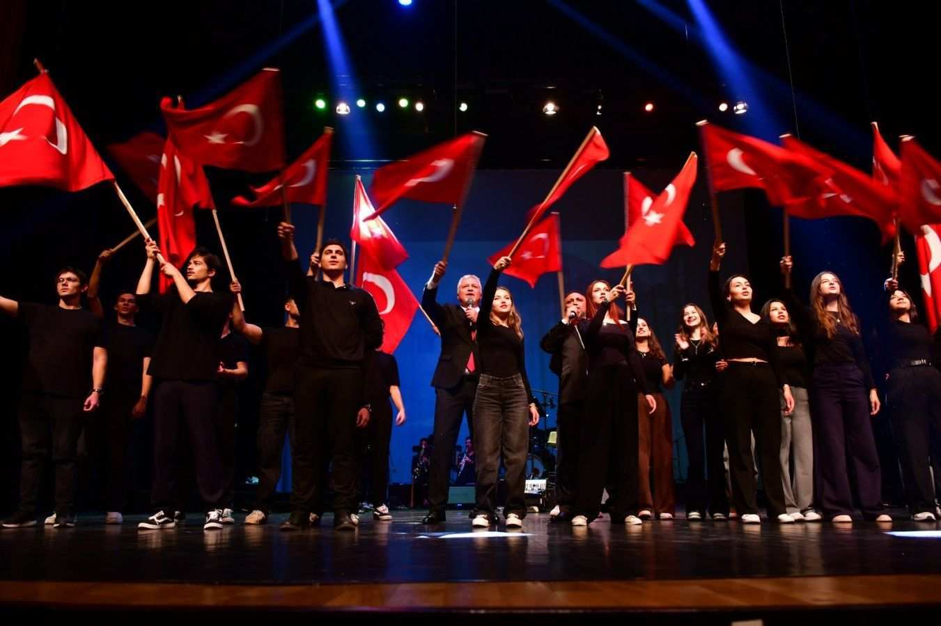 İstikbal hem göklerde hem köklerdedir