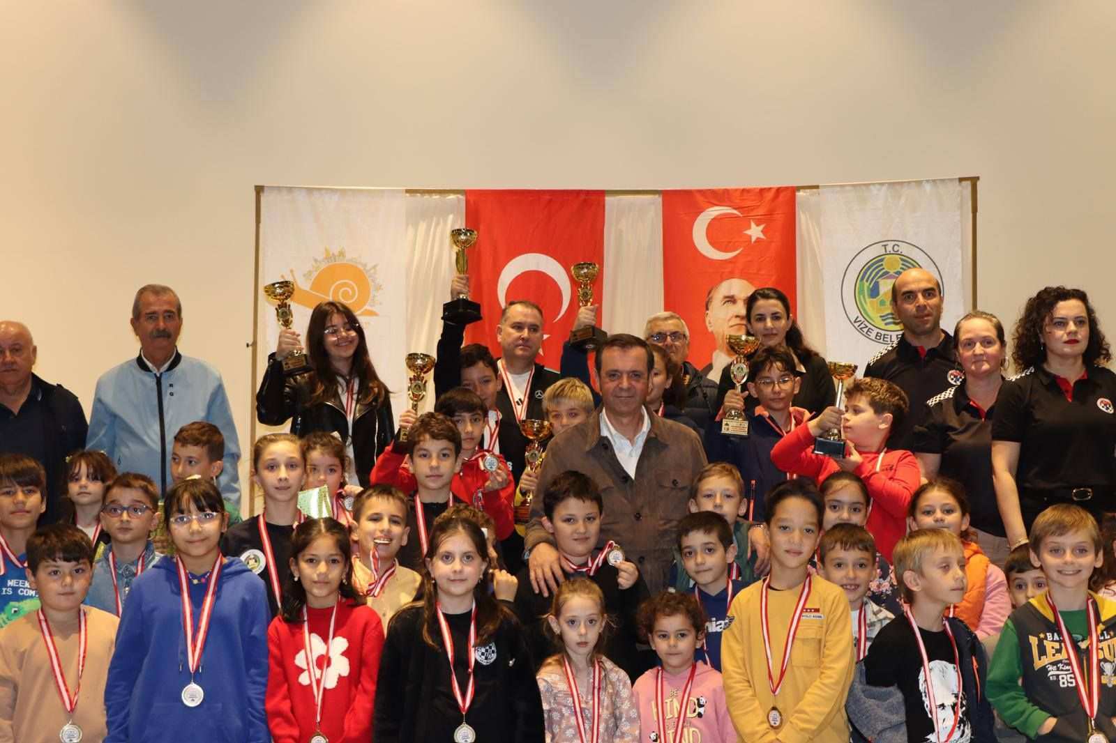 Kurtuluş Kupası Satranç Turnuvası’nda dereceye girenler ödüllendirildi