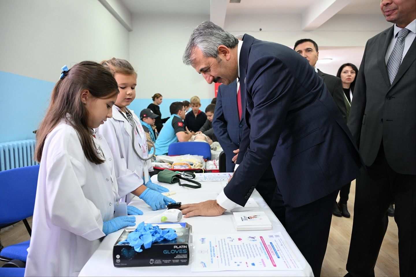 Vali Sezer, gönüllü sağlık elçileriyle bir araya geldi