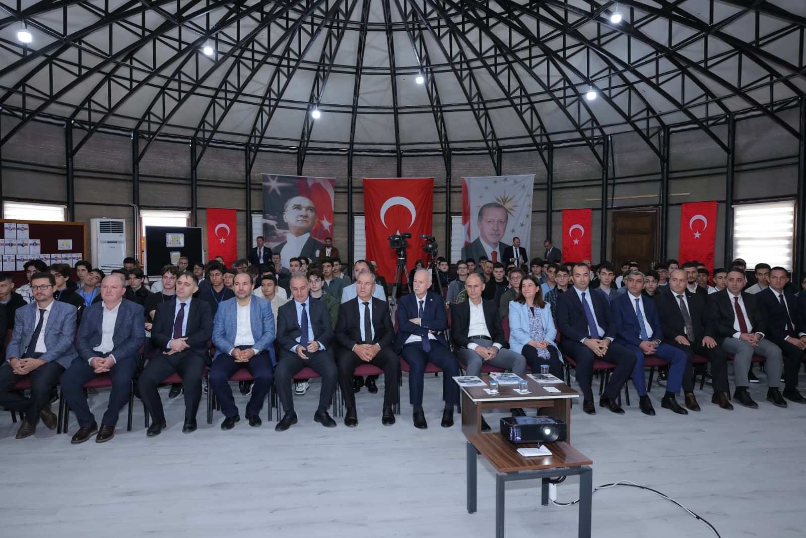 İlk dersi Rektör Hatipler verdi