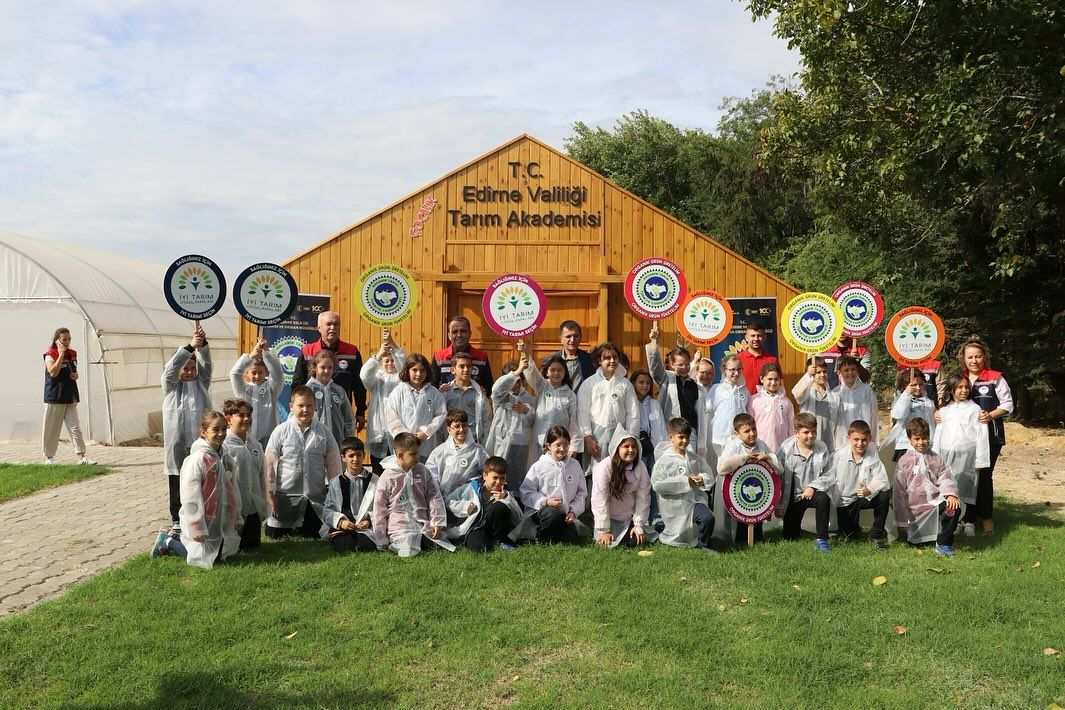 Minik eller tarıma dokundu