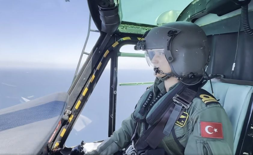 Kadın helikopter pilotu 7 denizciyi kurtardı