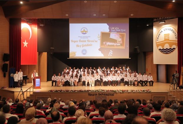 Hekim adayları beyaz önlüklerini giydi
