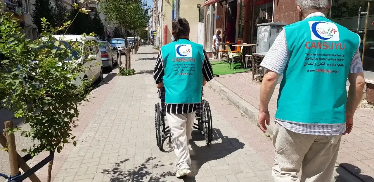 İhtiyaç sahibi vatandaşa tekerlekli sandalye hediye edildi