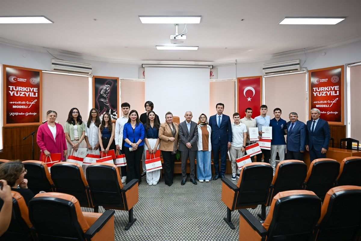 YKS'de dereceye giren öğrenciler ödüllendirildi