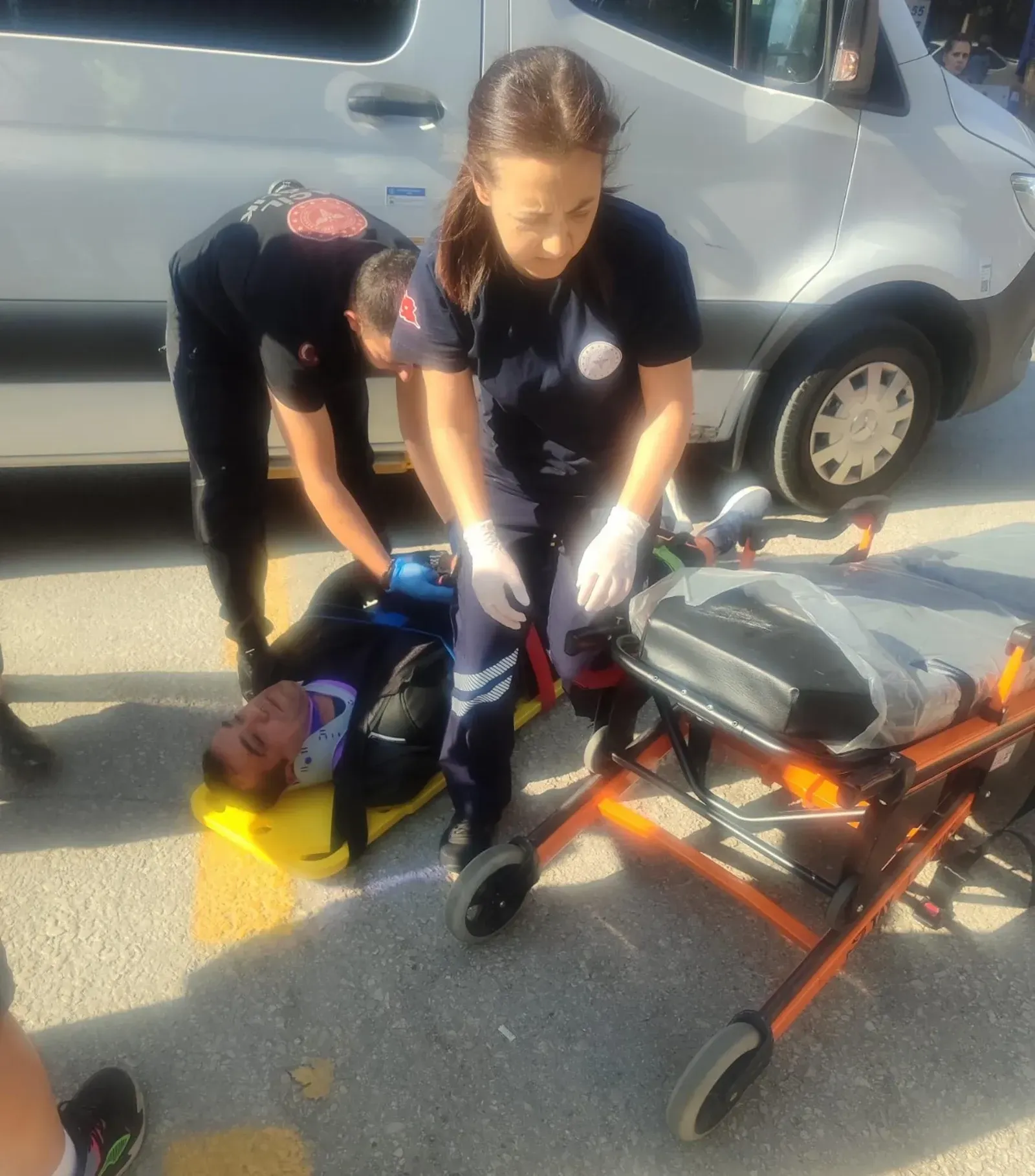 Minibüsle çarpışan motosikletli yaralandı