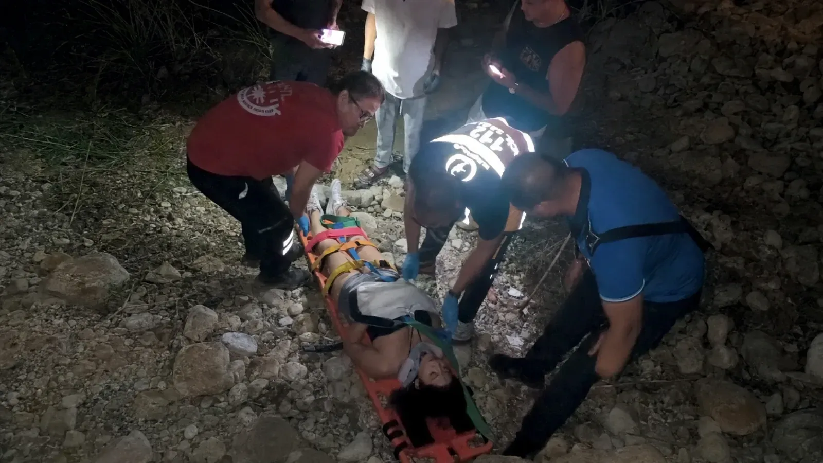 3 metre yükseklikten kayalıklara düştü