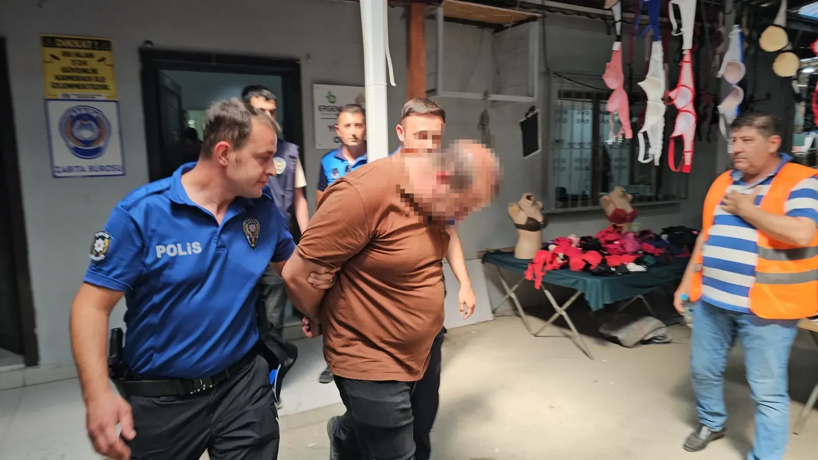 Pazar yerinde kadınların görüntülerini çekti
