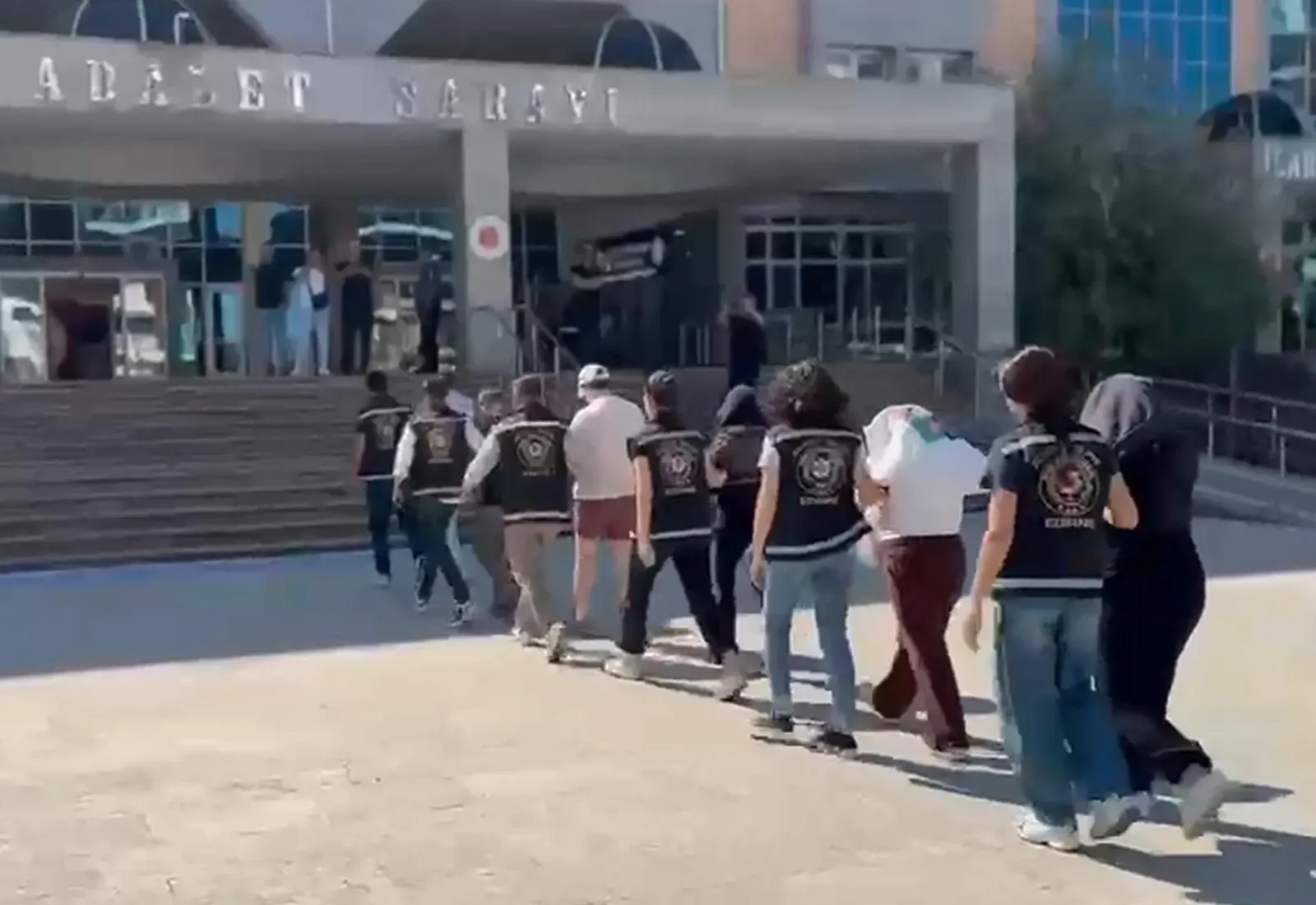 Üniversitelileri hedef alan fuhuş çetesi çökertildi