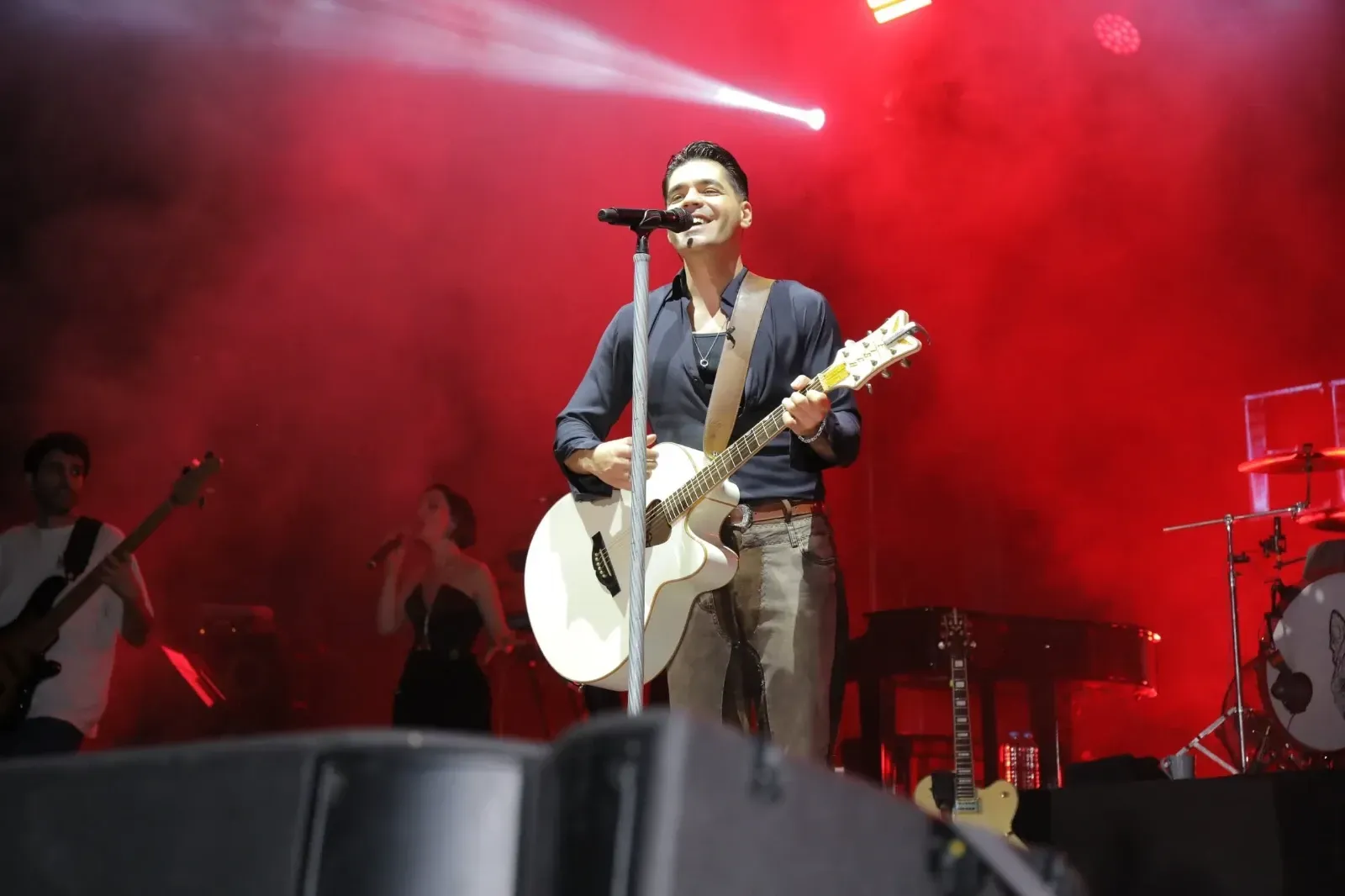 Emir Can İğrek'ten unutulmaz gece! Sağanak altında tarihi konser