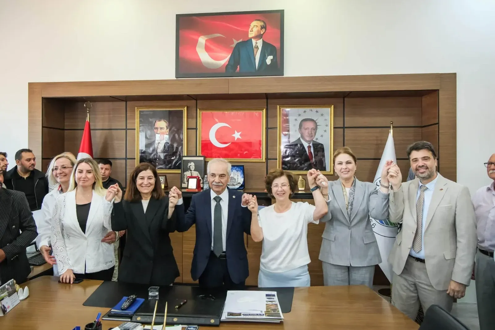 AK Parti’ye katılan Özcan’a coşkulu karşılama