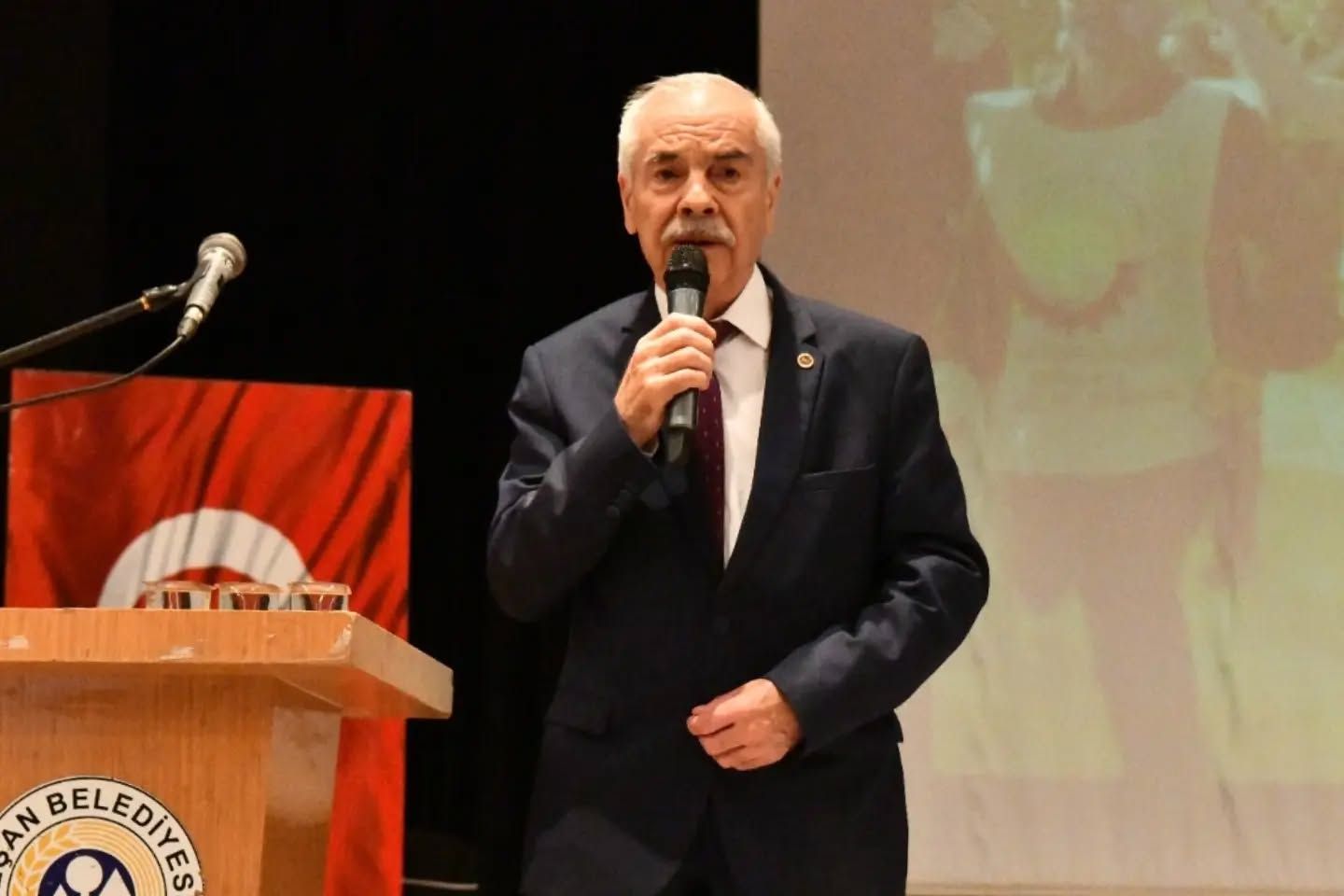 CHP'li belediye başkanı Mehmet Özcan, partisinden istifa etti